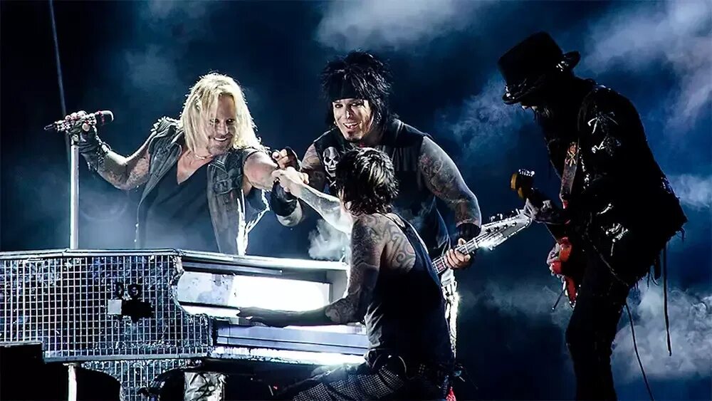 Motley crue carnival of sins. Motley crue басист. Motley crue группа. Мик марс мотли крю. Концерт мотли крю.