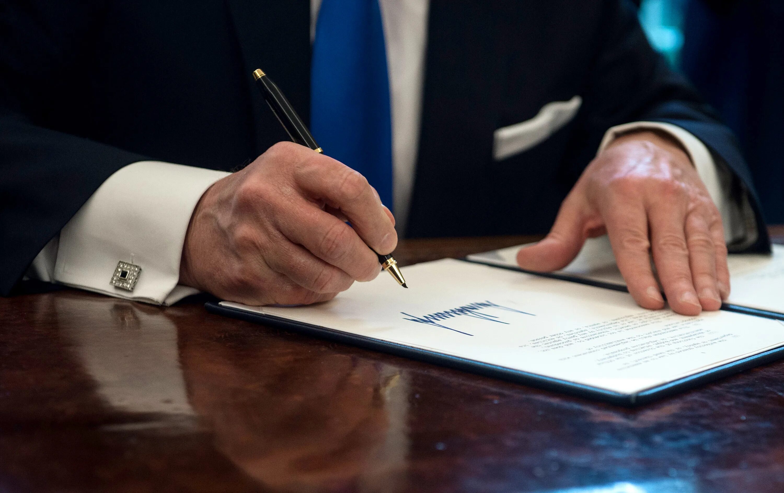 Подписан закон. Подписание закона картинка. Трамп подписывает документы. Кто из руководителей подписал закон о тендерах. Подписан указ о признании