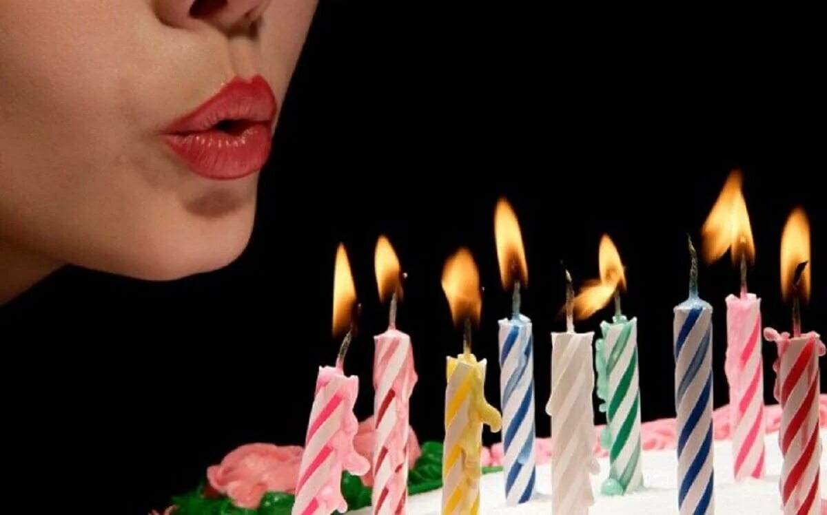 Задувание свечей. Торт с зажженными свечами. Нельзя задувать свечи на день рождения. Ребенок задувает свечи на торте. Ребенок задувает свечи на торте.