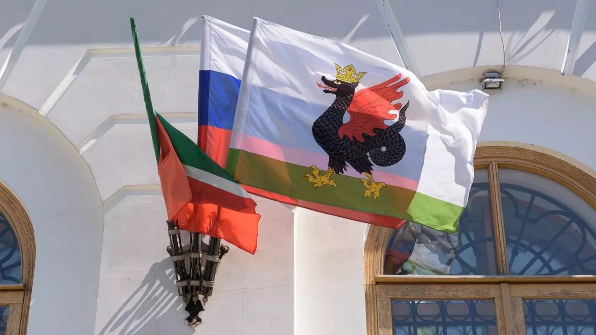 Зилант флаг. Штандарт мэра Казани. Герб Татарстана Зилант