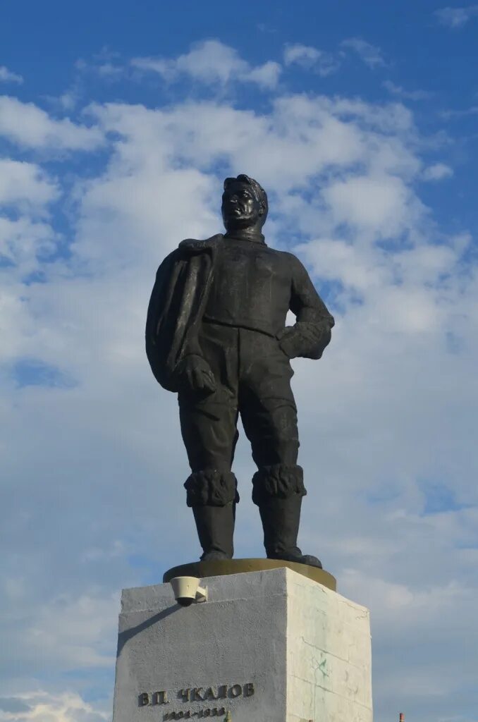 Памятник Чкалову в Оренбурге. Памятник Чкалову Оренбург на Советской. Статуя Чкалова в Оренбурге. Памятник Валерию Чкалову в Оренбурге. В каком году оренбург переименовали в чкалов