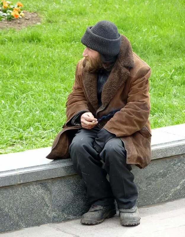 Бомжи выходите. Бомжиха в пальто. бомж в пальто. бомж в пальто летом. бездомный в пальто.
