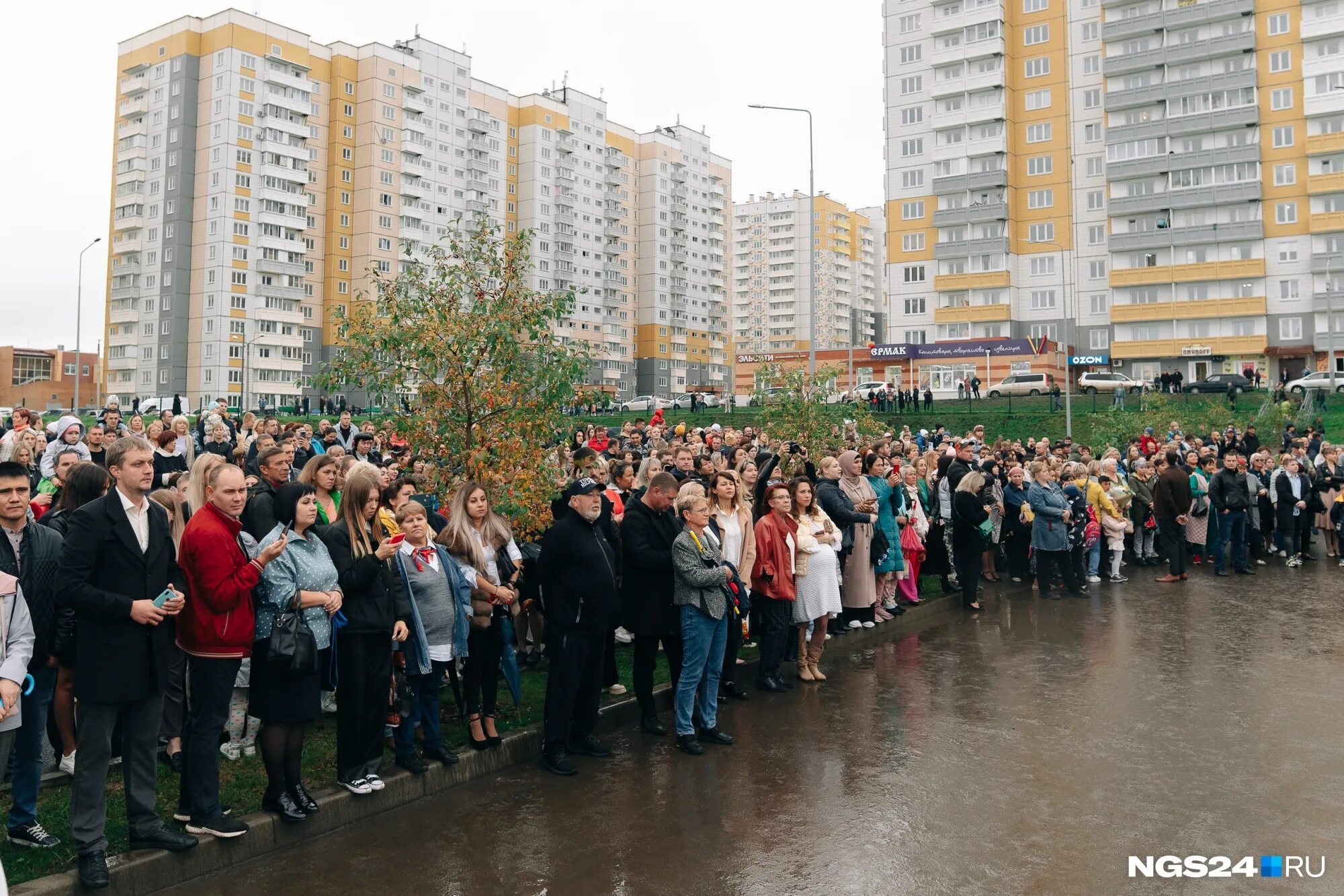 1 сентября красноярск мероприятия. Лицей номер 1 красноярск. Лицей линейка 1 сентября. Школа 24 красноярск. Первоклассники мальчик и девочка.