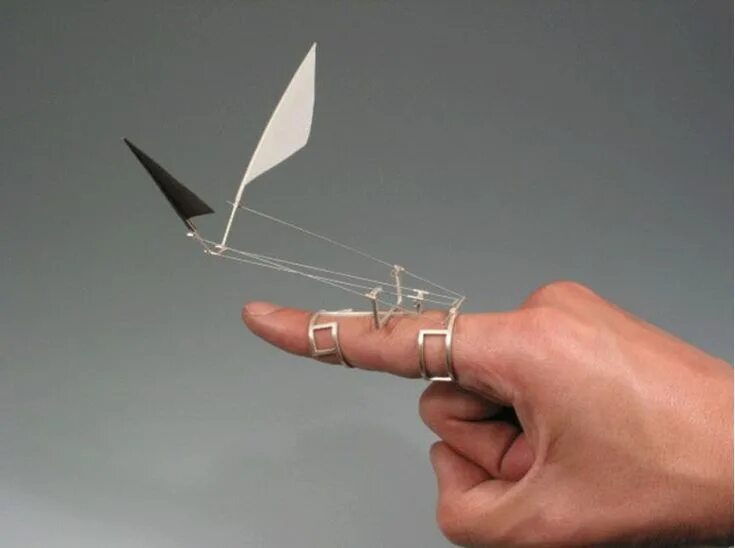Самодельные летающие. Летающие игрушки из бумаги. Поделка летательный аппарат. Летательный аппарат из бумаги. Кинетические игрушки.