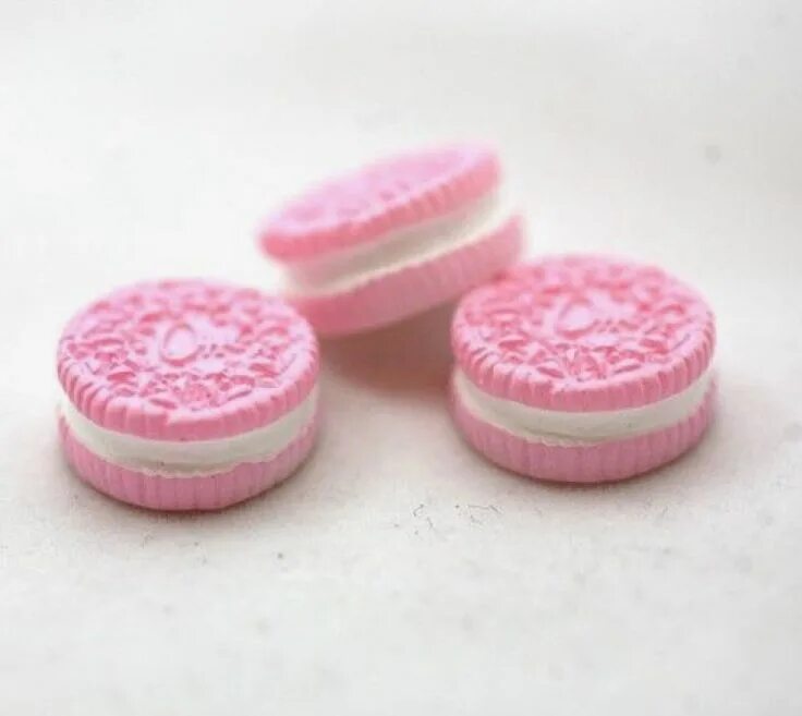 Орео розовое. Розовое печенье орео. oreo розовое печенье. розовые печенья круглы. розовые печенья типа орео.