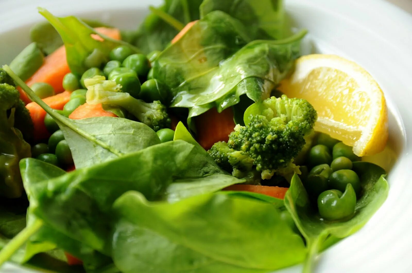 Брокколи и шпинат. Салат с брокколи и шпинатом. Зелень для салатов. Зеленый салат с брокколи.