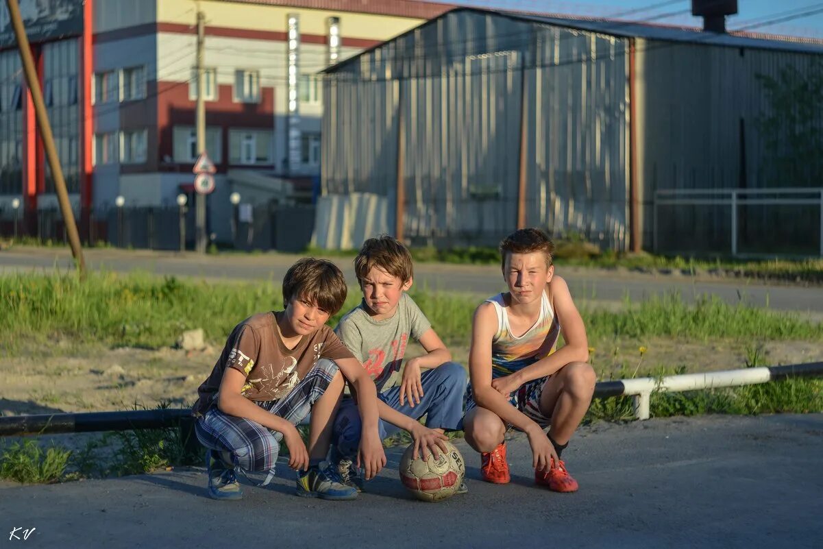 Школьники на лавке. Двор подростки. Дворовые компании. Шпана. Компания подростков во дворе.