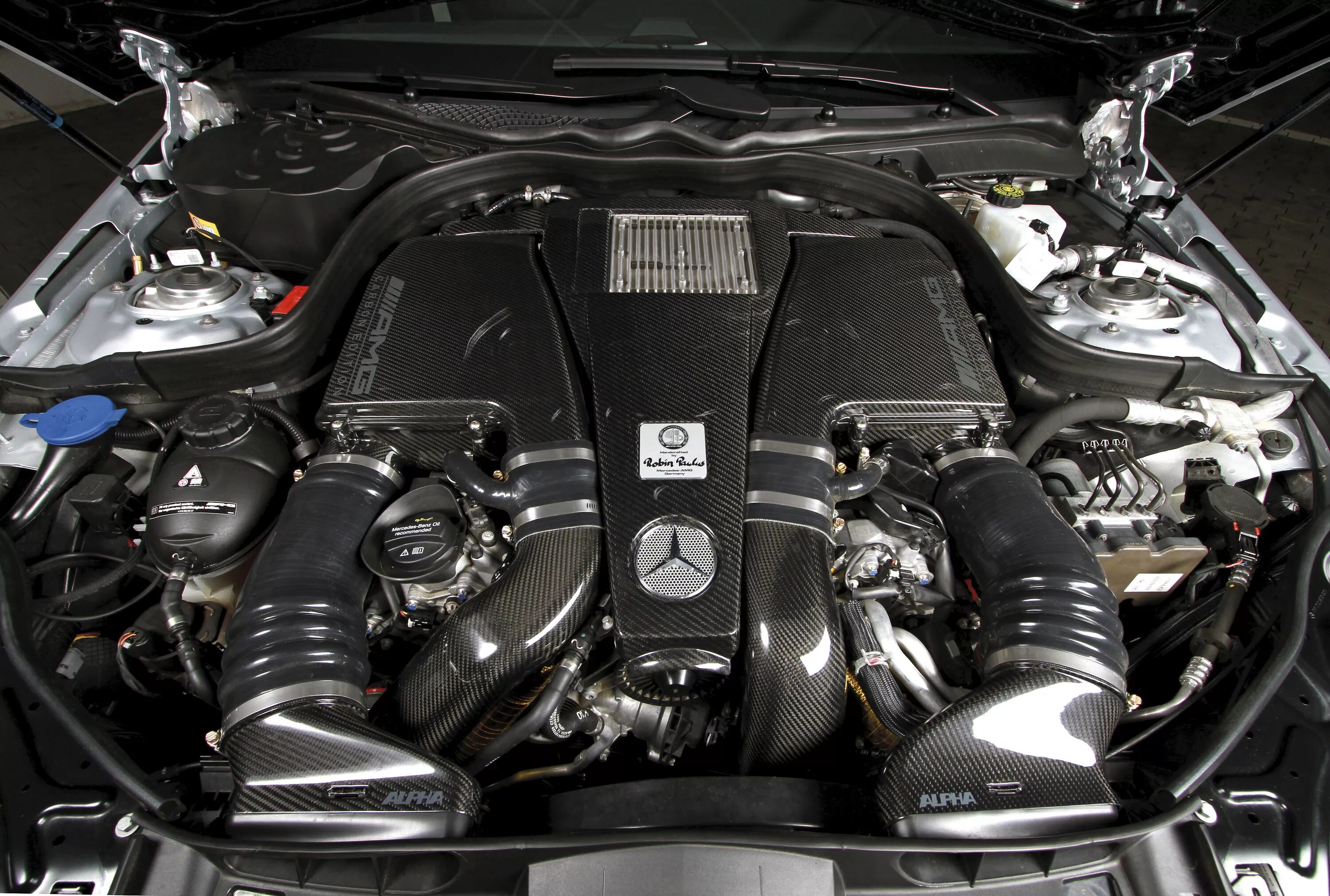 Сколько лошадиных в мерседесе. Мотор е63 АМГ. Mercedes e63 мотор. Мотор на Мерседес е 63. Mercedes e63 AMG двигатель.