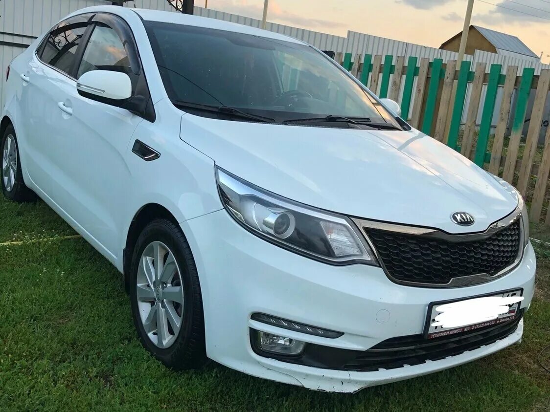 Купить б/у Kia Rio III Рестайлинг 1.6 AT (123 л.с.) бензин автомат в Москве: бел