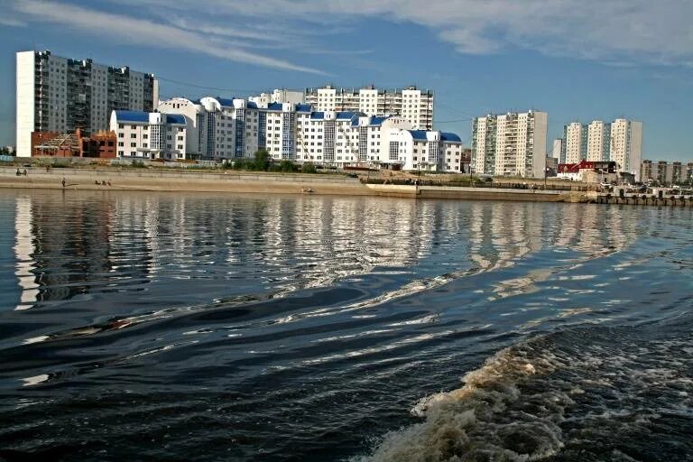 Сургут обь вода. Река Обь Нижневартовск. Набережная реки Обь Нижневартовск. Набережная реки Обь Сургут. Нижневартовск берег Оби.