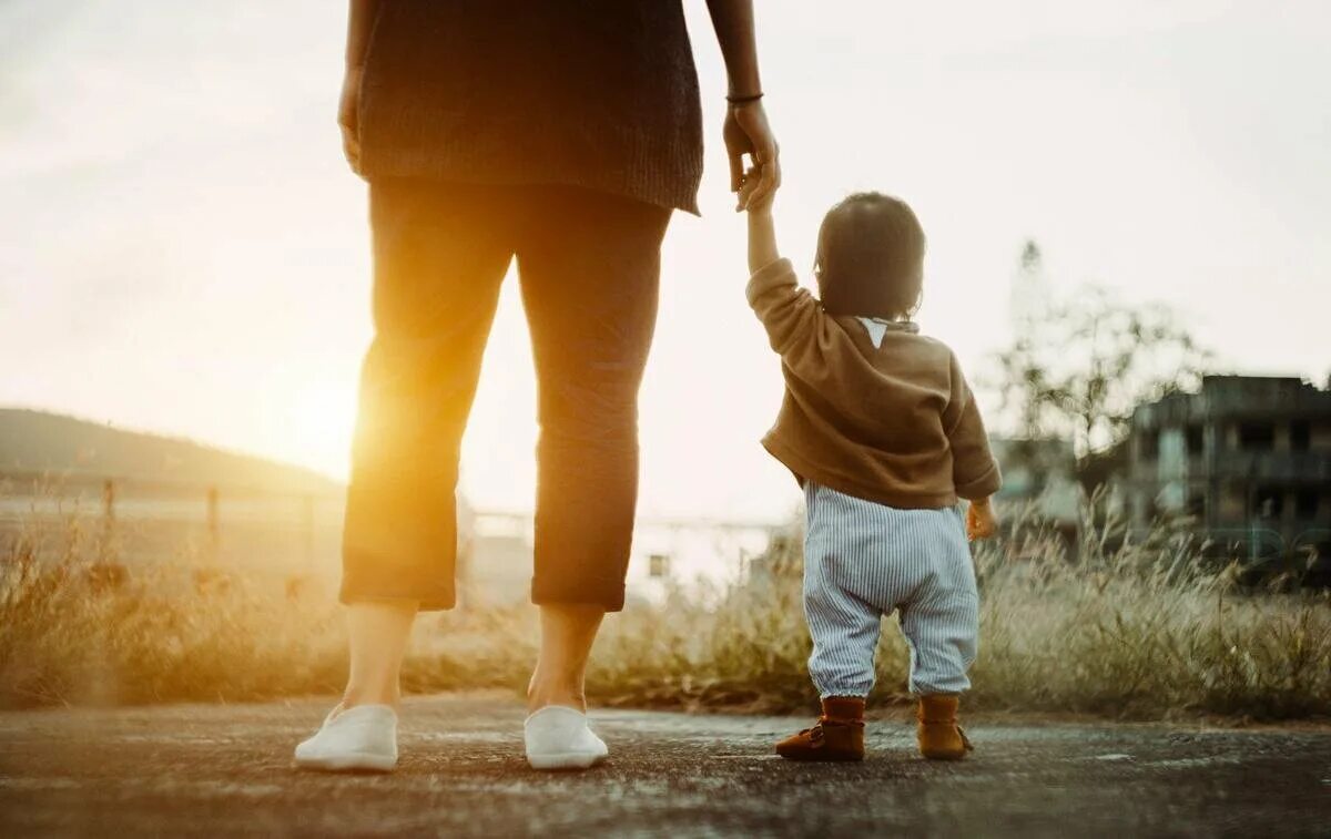 Мама с ребенком у компьютера. Родители одиночки. Одинокий работающий родитель. Одинокий работающий родитель. Одинокий работающий родитель.