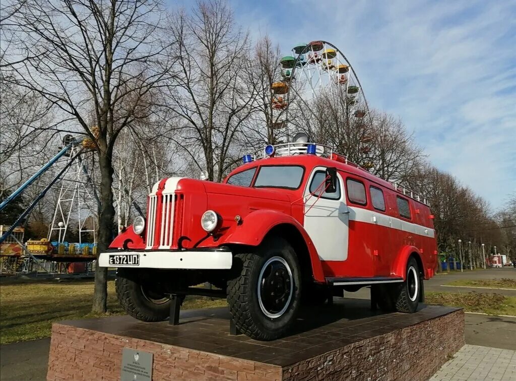 Памятник пожарному автомобилю. Памятник пожарной машине в Краснодаре парк Победы. Парк Победы Краснодар. Парк Победы Краснодар пожарная машина. Парк 30 летия Победы Краснодар.