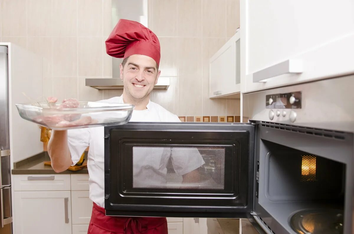 Микроволновка chef. Микроволновка повар. повар с микроволновкой. микроволновка на голове. печь кухня повар.