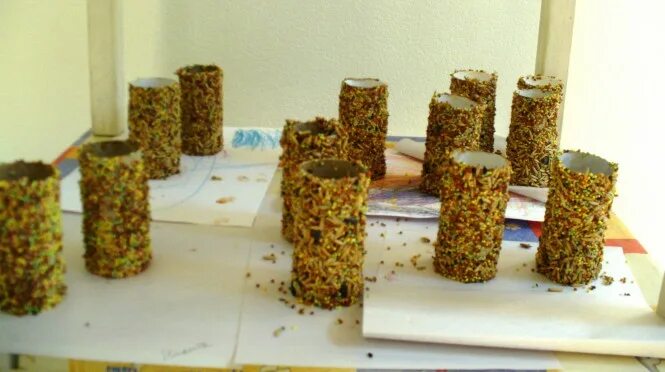 Эко кормушка для птиц. Оригинальные кормушки для птиц. Кормушка из втулки. Идеи из втулок. Кормушка из втулки.