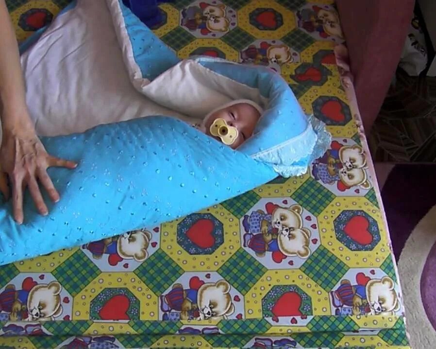Пеленание видео. Запеленать ребенка в одеяло. пеленание ребенка в одеяло. пеленание в одеяло новорожденного. пеленание новорожденного конверт.