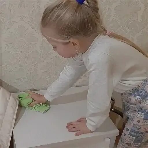 ребенок протирает пыль