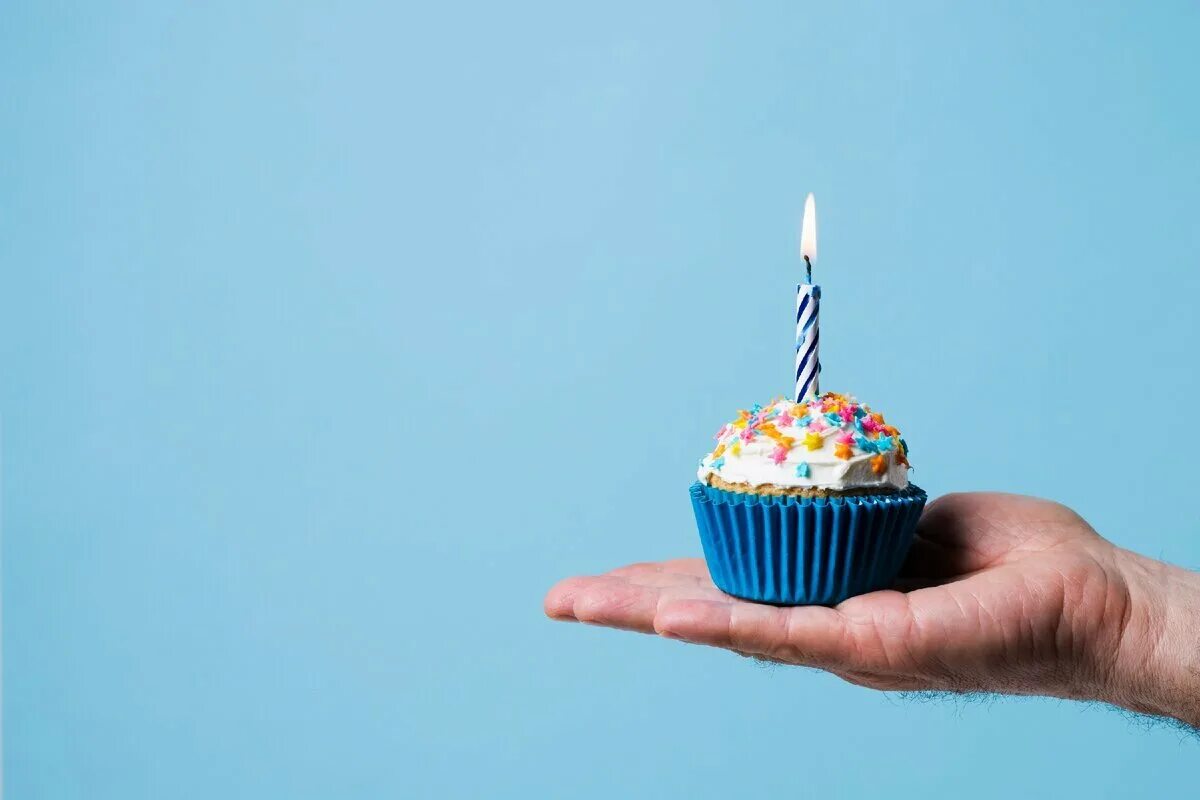 пирожное со свечкой. пироженка со свечкой. капкейк со свечкой. свечи пирожные. кекс со свечкой на день рождения.