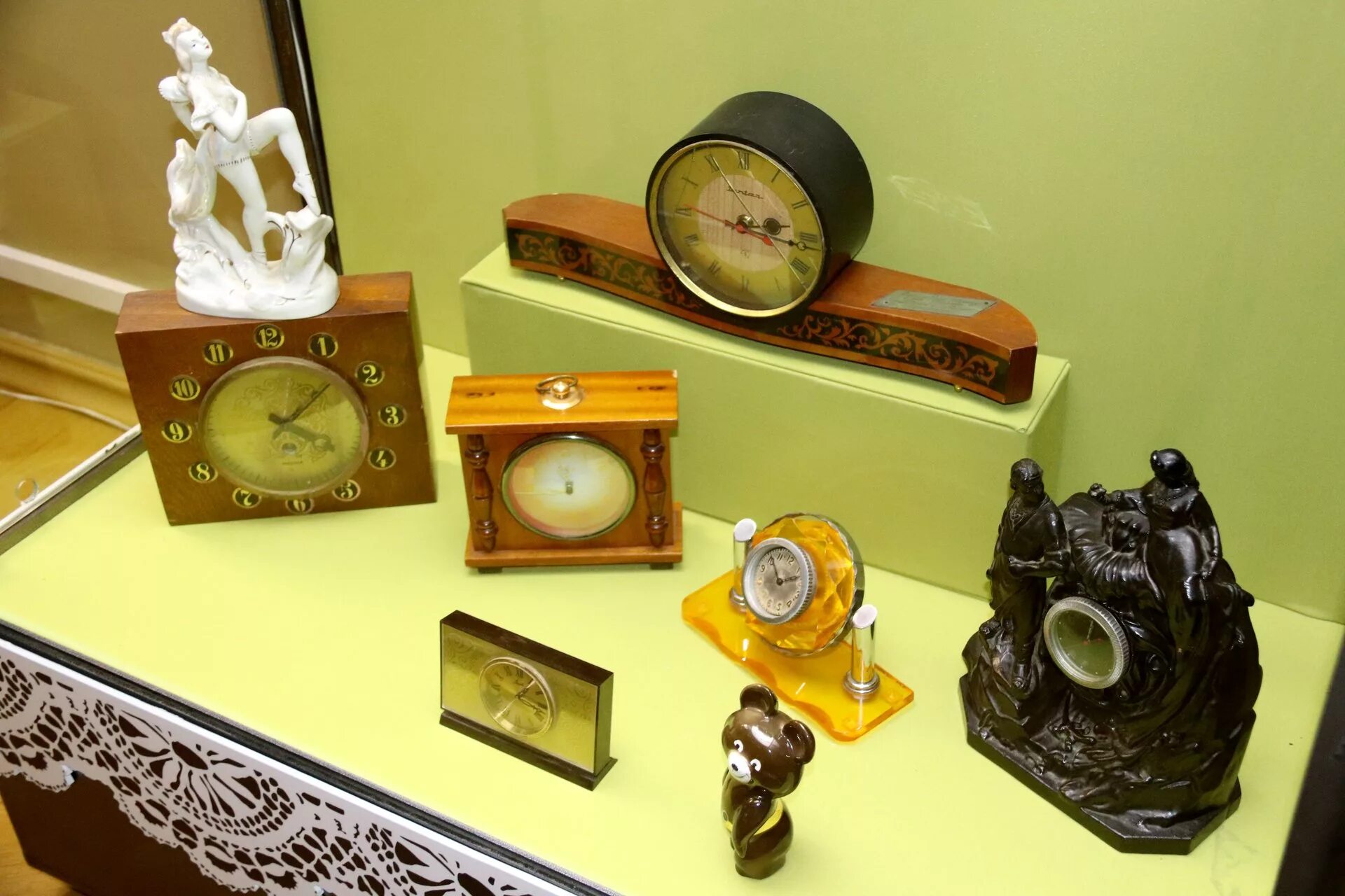 Экспозиция часов. Швейцарские часы фотовыставка. Современная выставка часов. Экспозиция часов. Швейцария часы.