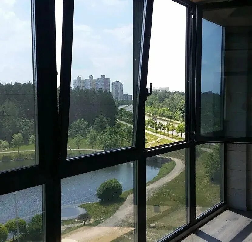 Затемнить окна в квартире. Silver 15 зеркальная тонировочная пленка. тонированные панорамные окна. тонирование панорамных окон. тонированные стеклопакеты.