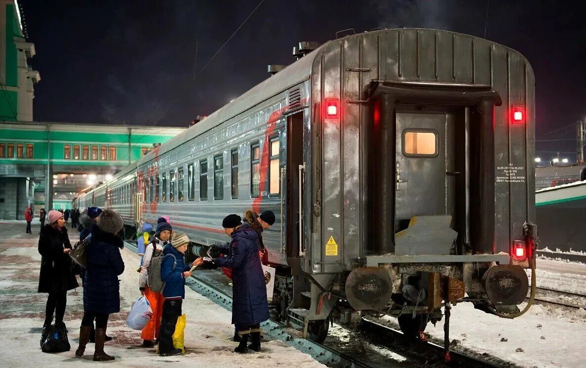 Блок хвостового вагона бхв-сутп. Вагоны специального назначения. Конец вагона. Соединение между вагонами. Ночной перрон.