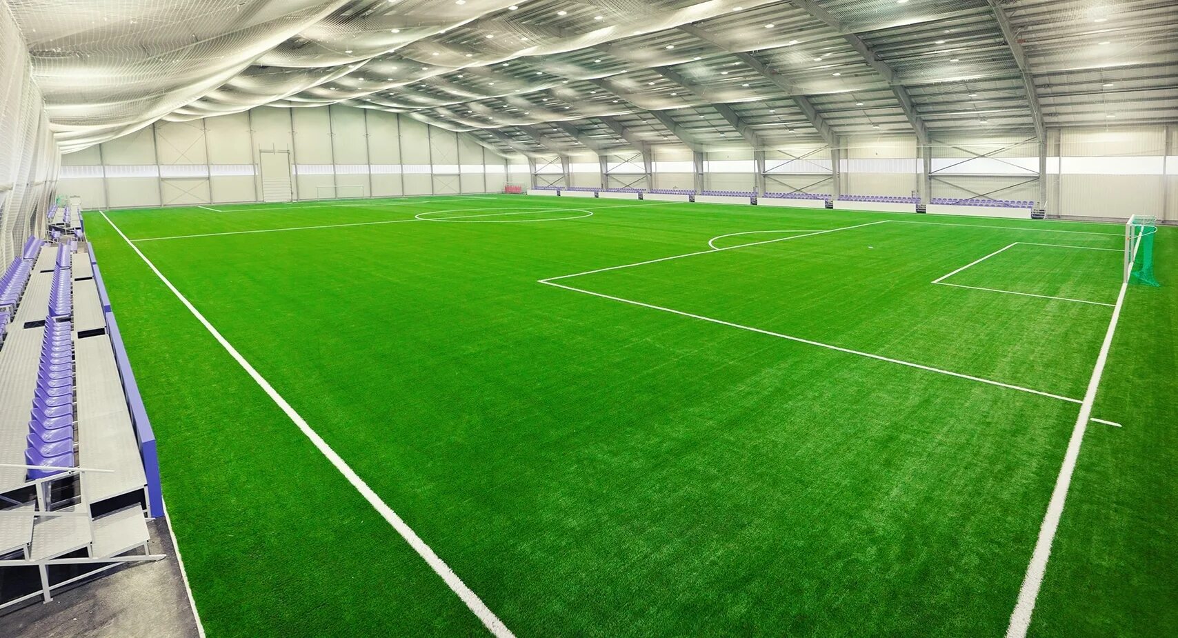 Фц молния кировский завод. Манеж академика волгина 33а. Смольная 10 футбольный манеж. Закрытое поле класса. Красная пресня манеж.