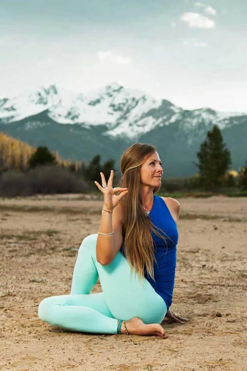 Yoga girls video. Девушка йога. Девушка занимается йогой. Девушка йог. Yoga девушка.