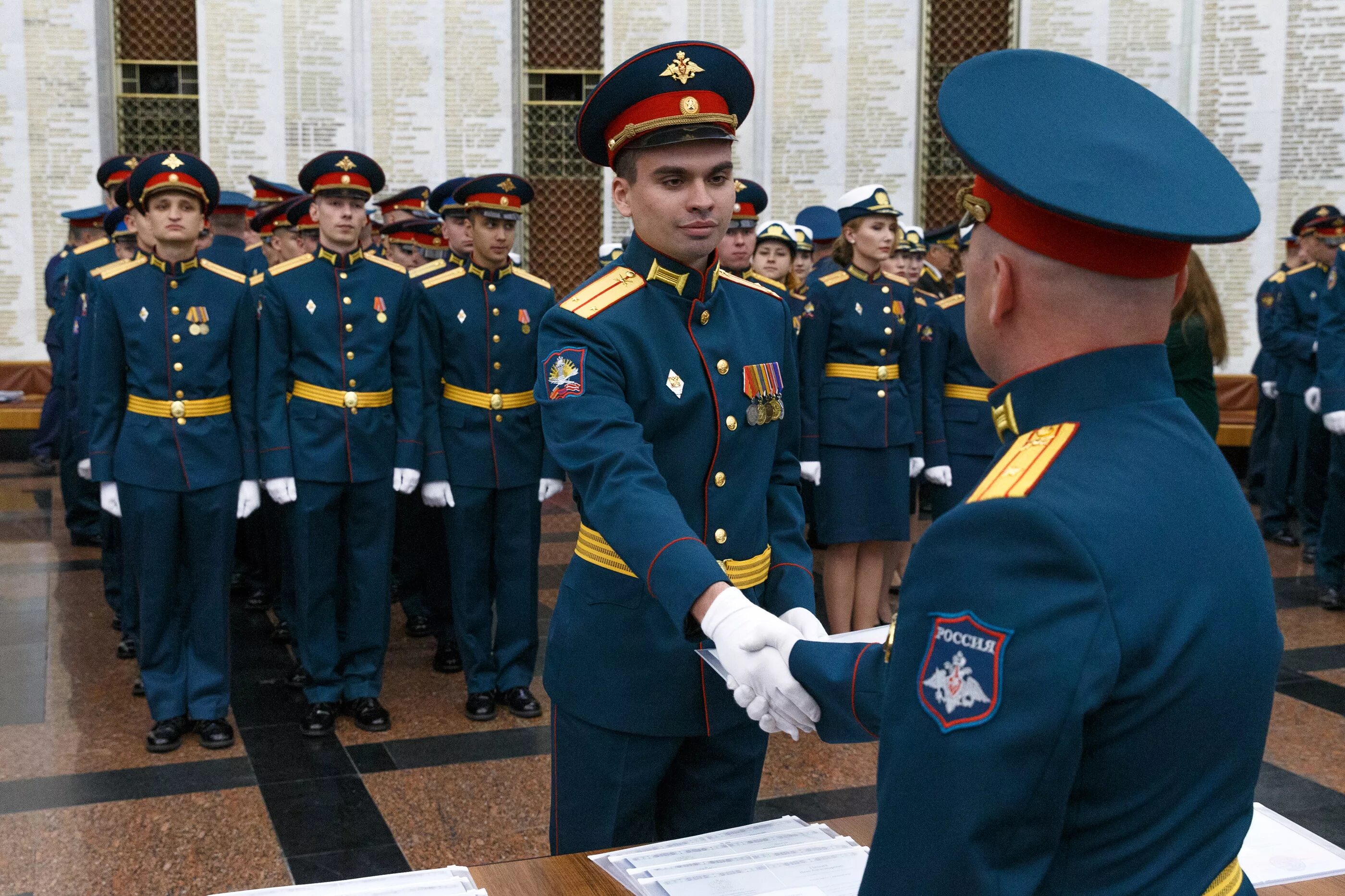 Парадная форма российских военнослужащих. Парадная форма армии РФ офицеров. Парадная форма офицеров Министерства обороны. Парадная форма офицеров МО РФ. Военная парадная форма Министерства обороны РФ.