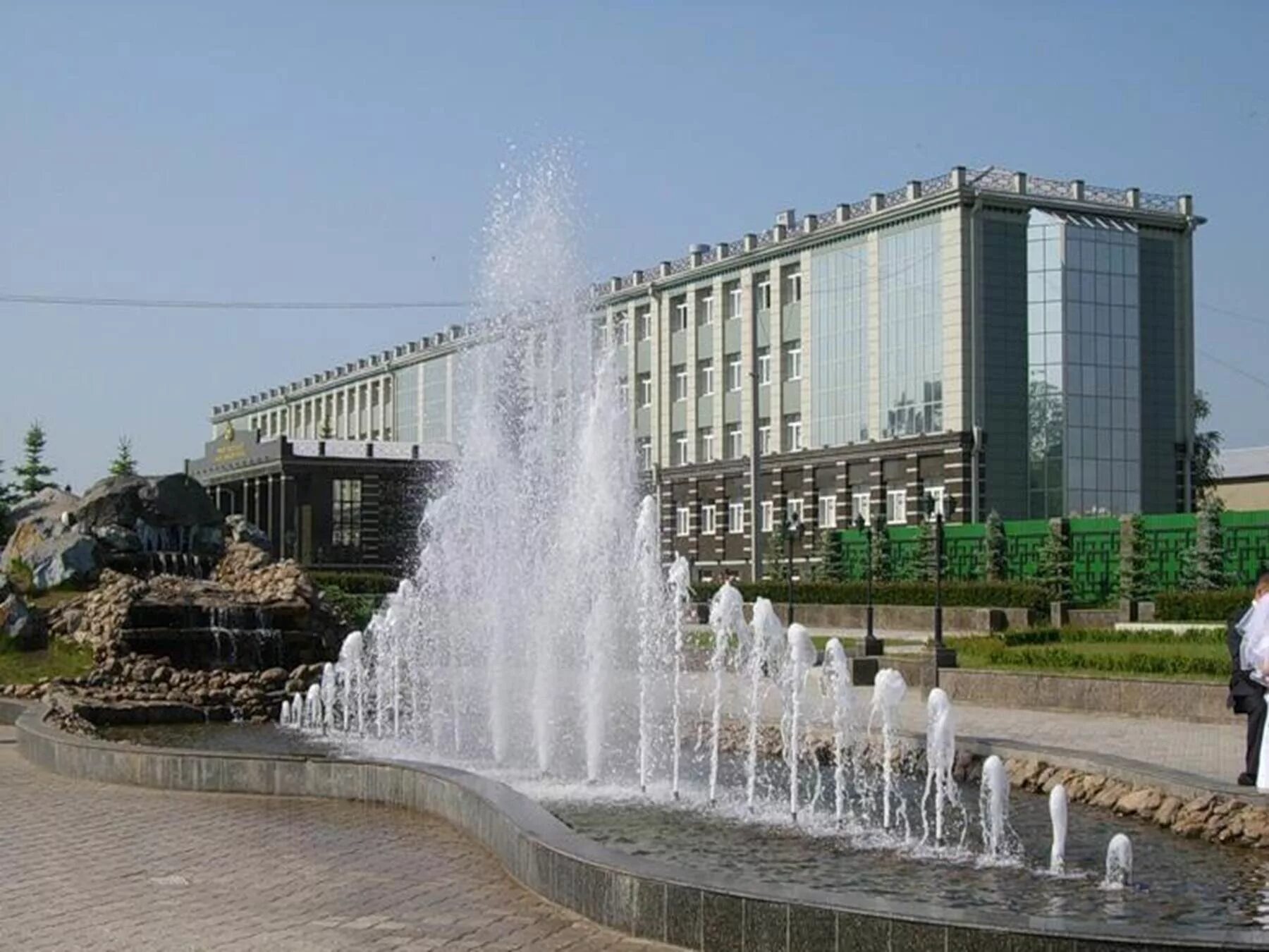 Вода г октябрьский. Город Октябрьский Башкортостан. Центр города Октябрьский Башкортостан. Площадь Октябрьский Башкортостан. Фонтаны Октябрьский Башкортостан.