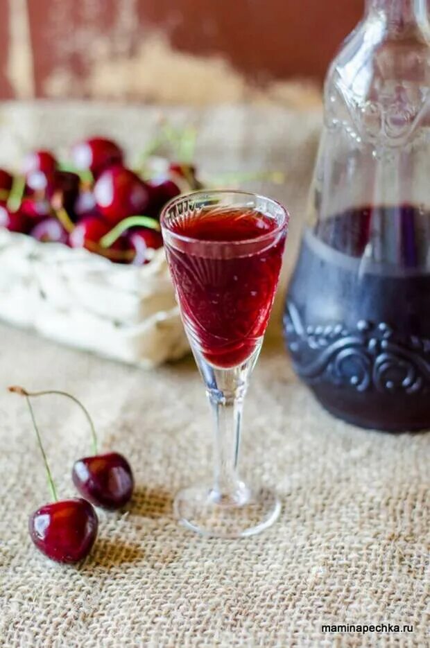 Наливка вишневая liqueur. Наливка вишневая liqueur. Вишневое вино. Наливка из вишни фото. Наливка на вишне.