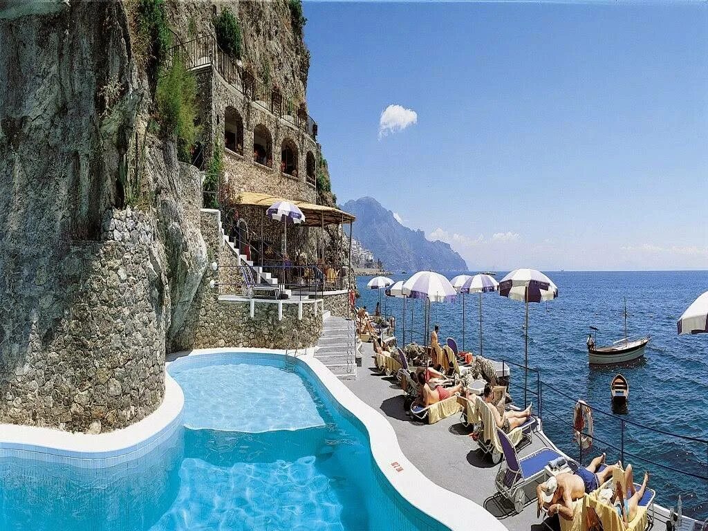 Италия Амальфи отели. Амальфи отель в скале. Остров Амальфи Италия. Отель в скале Сицилия.