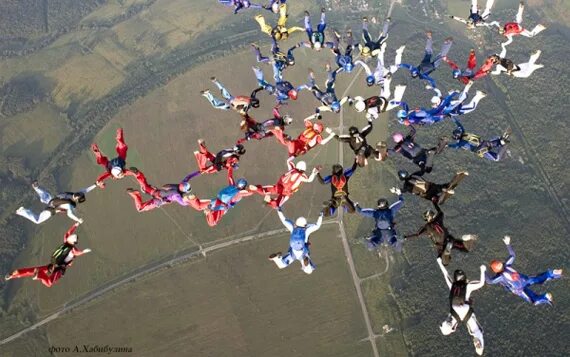 Групповой прыжок с парашютом. Мировой рекорд прыжка с парашютом. Парашют формация. Рекорд по прыжкам с парашютом. Дедушка прыгает с парашютом.