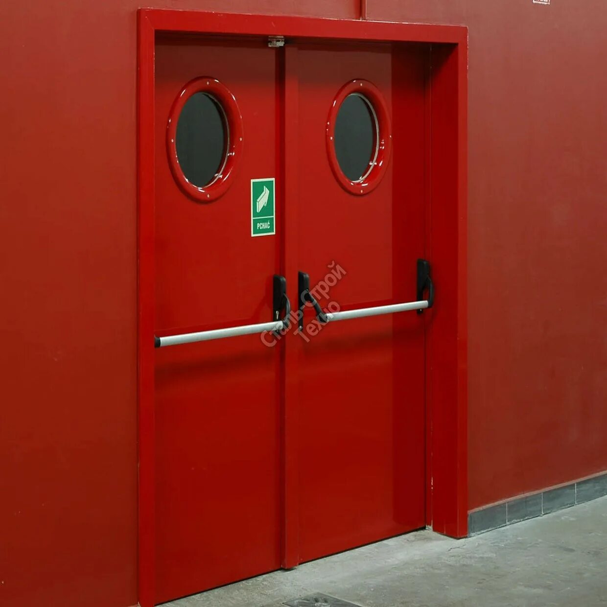 Безопасность противопожарная дверь. Дверь металлическая противопожарная антипаника. Двери антипаника по пожарной безопасности. Красная противопожарная дверь. Дверь с антипаникой.