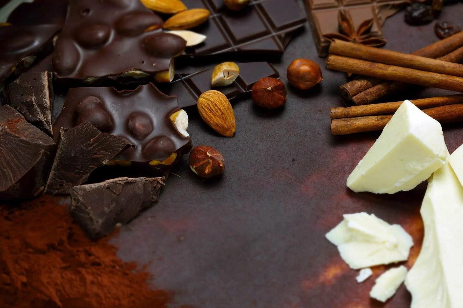 Шоколад из тертого ореха. Шоколад. Темный шоколад. Кусок шоколада. Шоколадный фон.