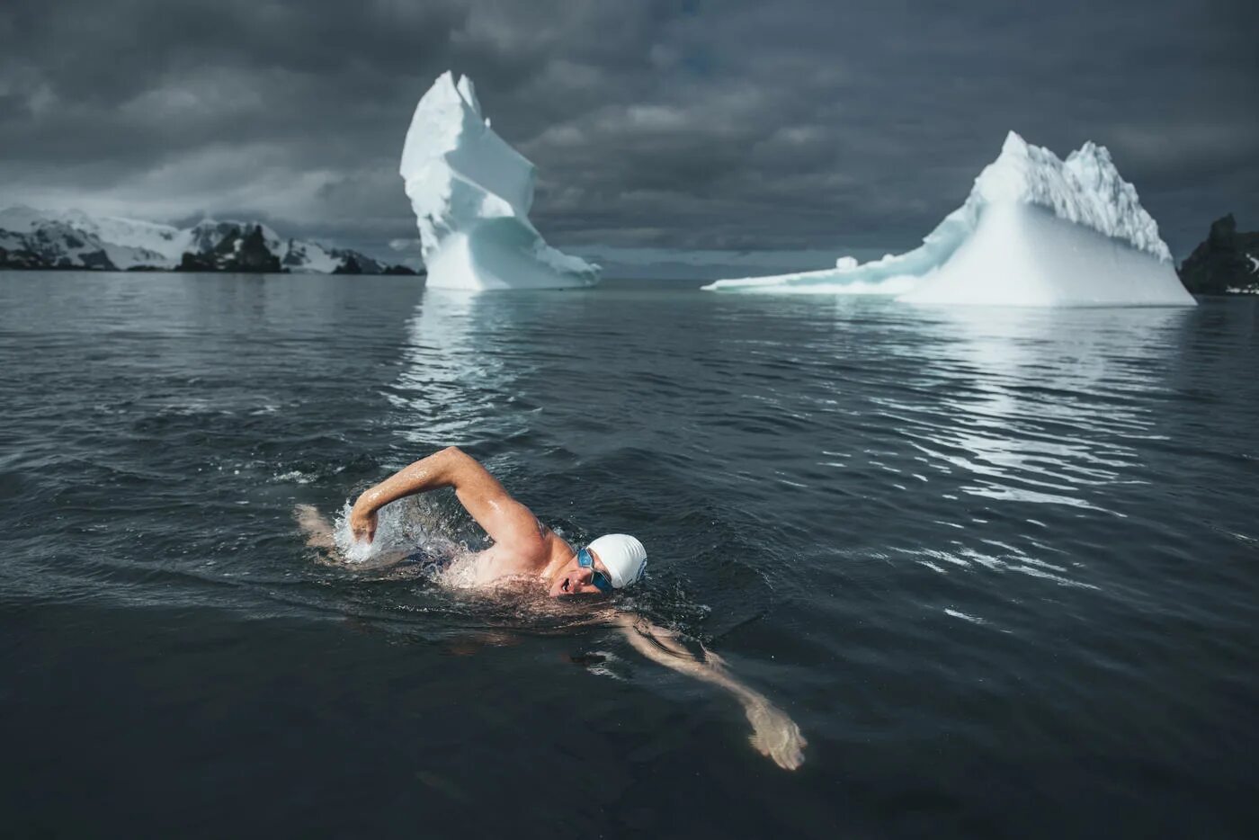 Холодная ли вода. Lewis Pugh. Льюис Гордон пью. Человек посреди океана. Купание в Арктике.