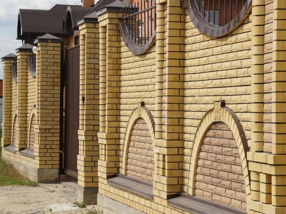 Какой кирпич для забора лучше. Гиперпрессованный кирпич литос. забор из кирпича литос. андреевский гиперпрессованный кирпич. красивый забор из кирп.