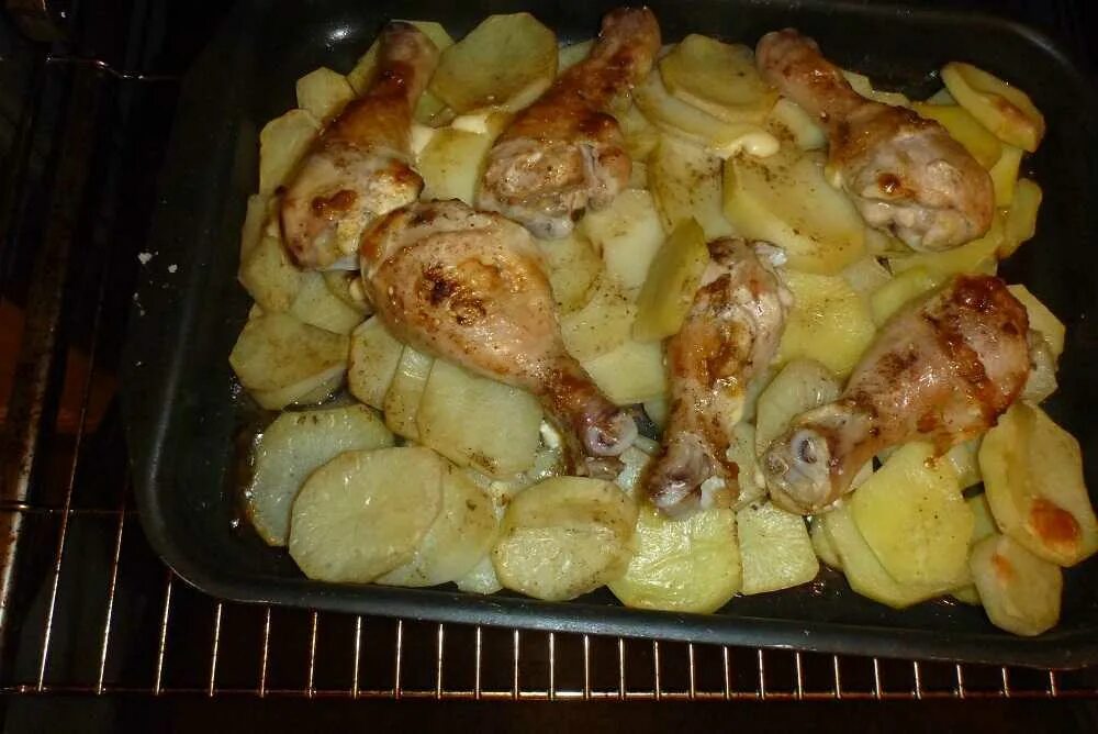 Курица с картошкой чесноком и майонезом. Курица с картошкой в духовке. жареная курица с картошкой в духовке. курица с картошкой в духовке на протвине. картошка кружочками в духовке с курицей.