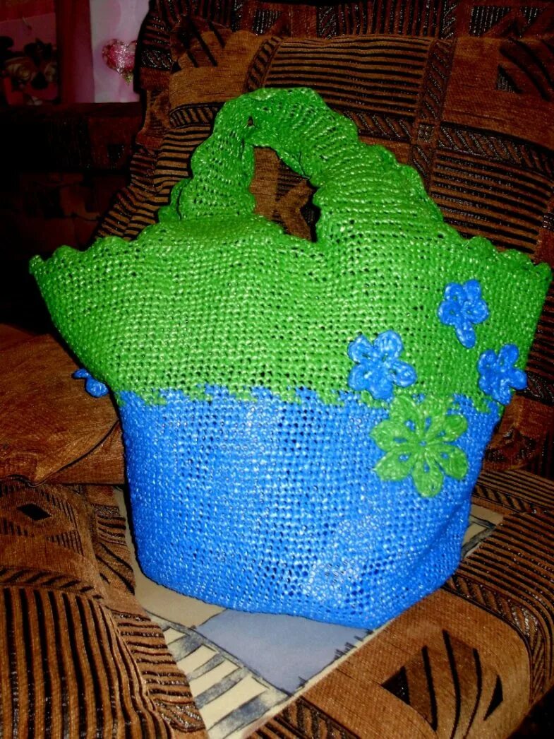 Шары из целлофановых пакетов. Корзиночки из пакетов целлофановых. Поделки из пакетов. Поделки из мусорных пакетов. Изделия из пакетов.