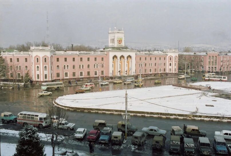 Старая душанбе. Сталинабад Душанбе. Душанбе 1983 год. Краеведческий музей Душанбе. Площадь Айни в Душанбе.