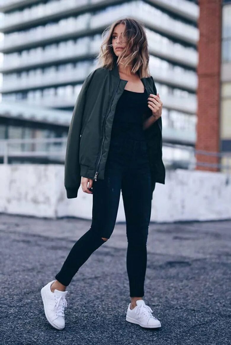 Adidas superstar outfit. Одежда с белыми кедами. Брючный костюм женский с кедами. Черное пальто с кроссовками. Платье с кедами.