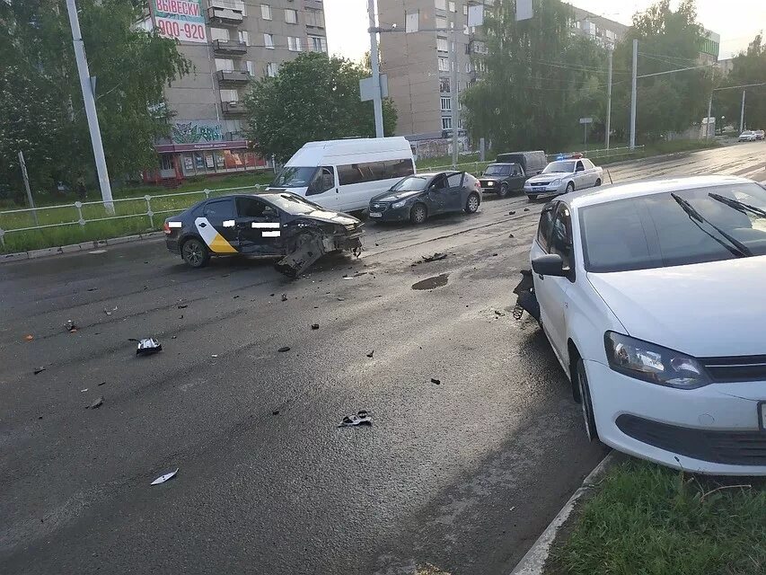 Происшествия в ижевске сегодня. Дорожно-транспортное происшествие Ижевск. Ижевск происшествия сейчас. 10 Лет октября Ижевск Разбитая.