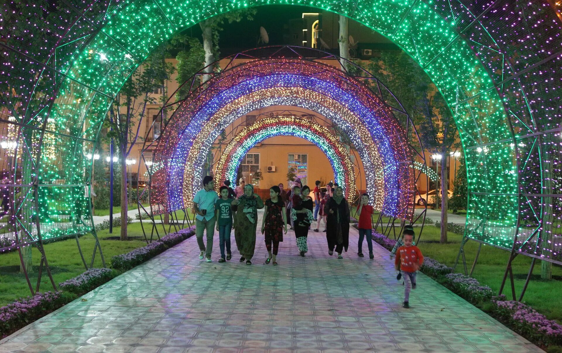 Парк Куруши кабир Душанбе. Парк в Таджикистане Душанбе. Душанбе парк пойтахт. Центральный парк в Душанбе.