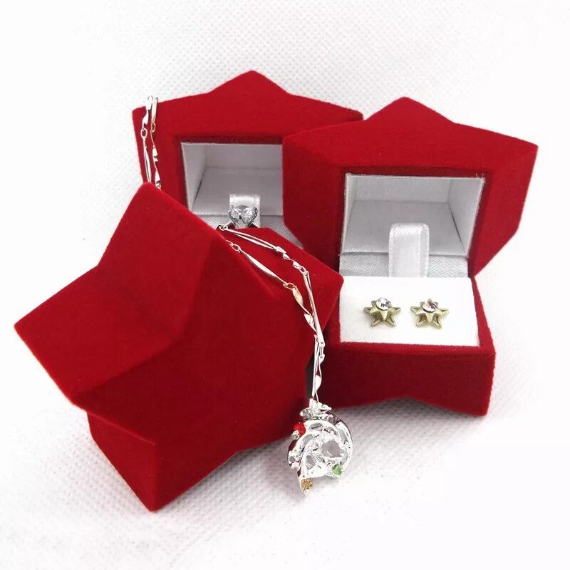 Серьги золотые в коробке. Коробочка для сережек подарочная. Серьги в коробочке. Красивые серёжки в коробочке. Коробочки для ювелирки.