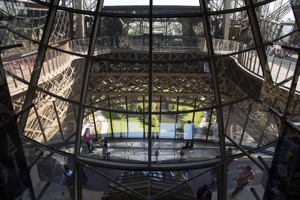 этажи эйфелевой башни. ресторан жюль верн на эйфелевой башне. париж эйфелева башня внутри. эйфелевой башни проржавевший пик. этажи эйфелевой башни.