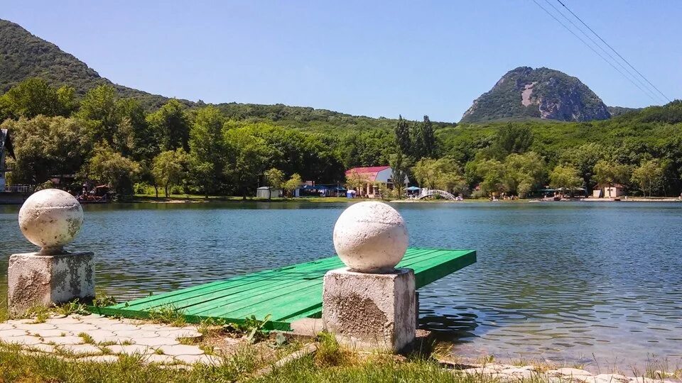 Температура в железноводске. Железноводск Курортный парк озеро. Железноводск озеро Ферум. Курортное озеро в Железноводске. Парковое озеро Железноводск.