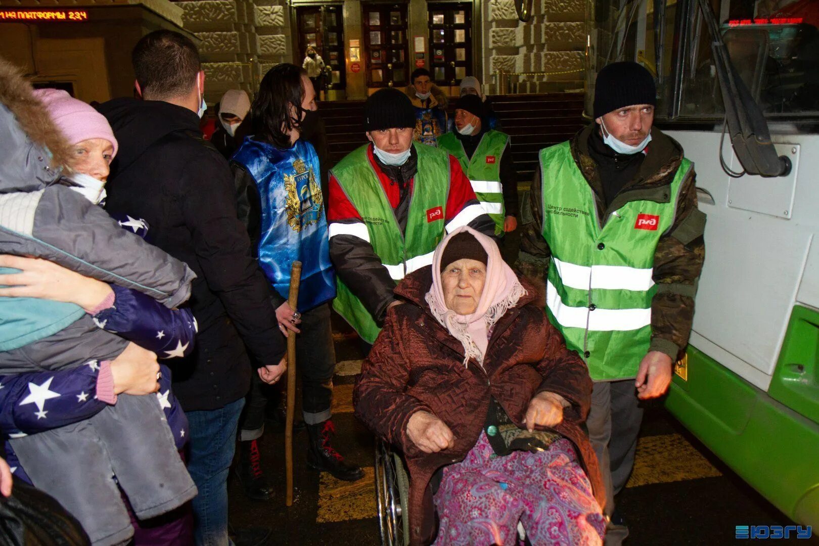 Волонтеры беженцы. Беженцы Курск. Волонтерство беженцам. Волонтеры ДНР.