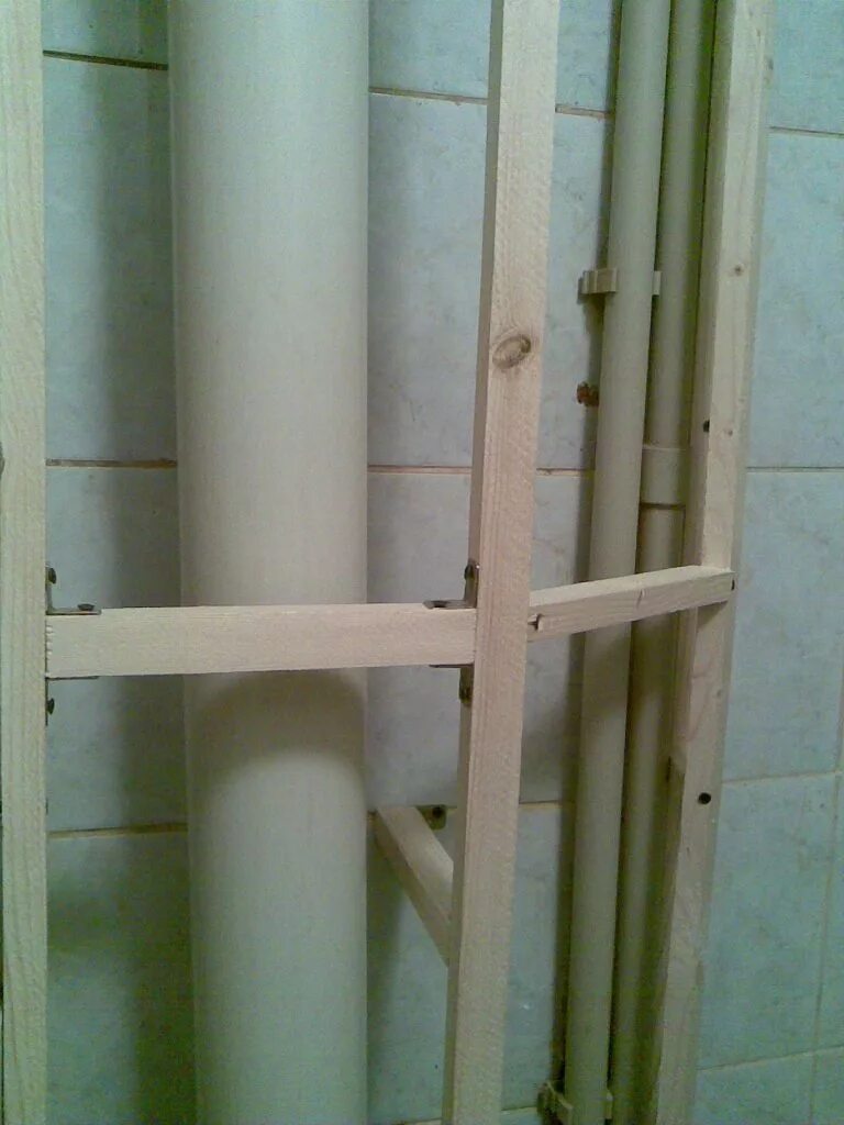 Короб для труб в туалете. Каркас для скрытия труб. Зашивка труб пластиковыми панелями. Пластик для закрытия труб.