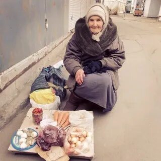 На рынке старуха старика продавала