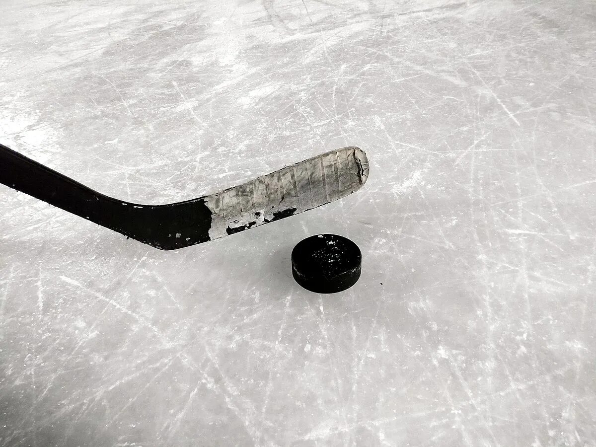 Клюшка для хоккея. Клюшка. Black sticks клюшка хоккейная. Монреаль клюшка хоккейная. Клюшка с шайбой.