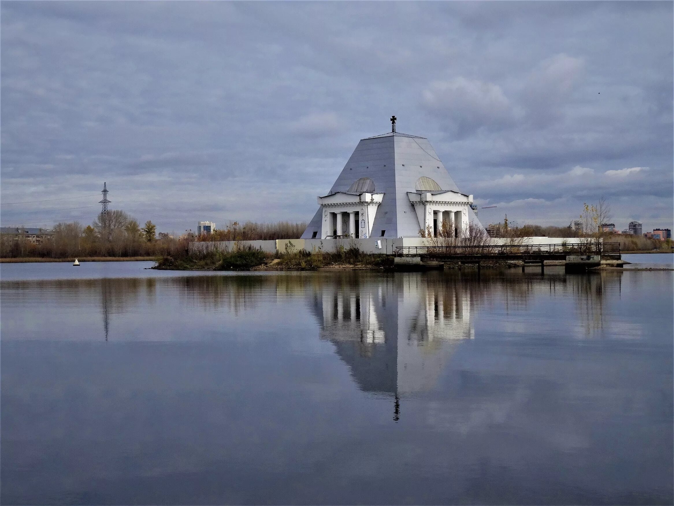 Казань пала. Храм памятник павшим воинам Казань. Храм памятник Спаса Нерукотворного Казань. Храм-памятник воинам, павшим при взятии Казани в 1552 году. Храм памятник Казань 1552.