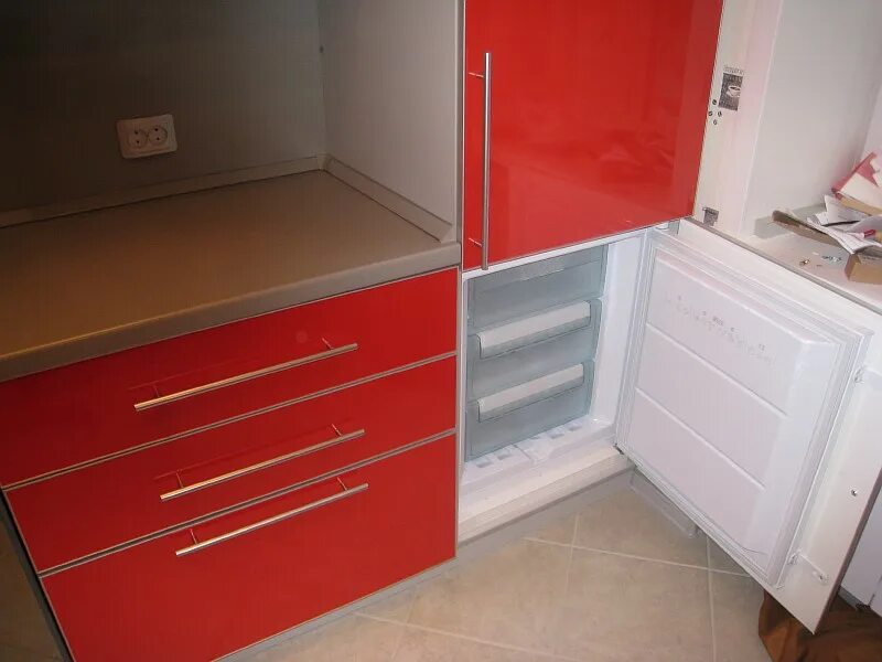 Как можно закрыть холодильник. Встроенный холодильник на кухне. Встраиваемый холодильник для кухни. Встраиваемый холодильник в кухонный гарнитур. Встроенный холодильник фасад.